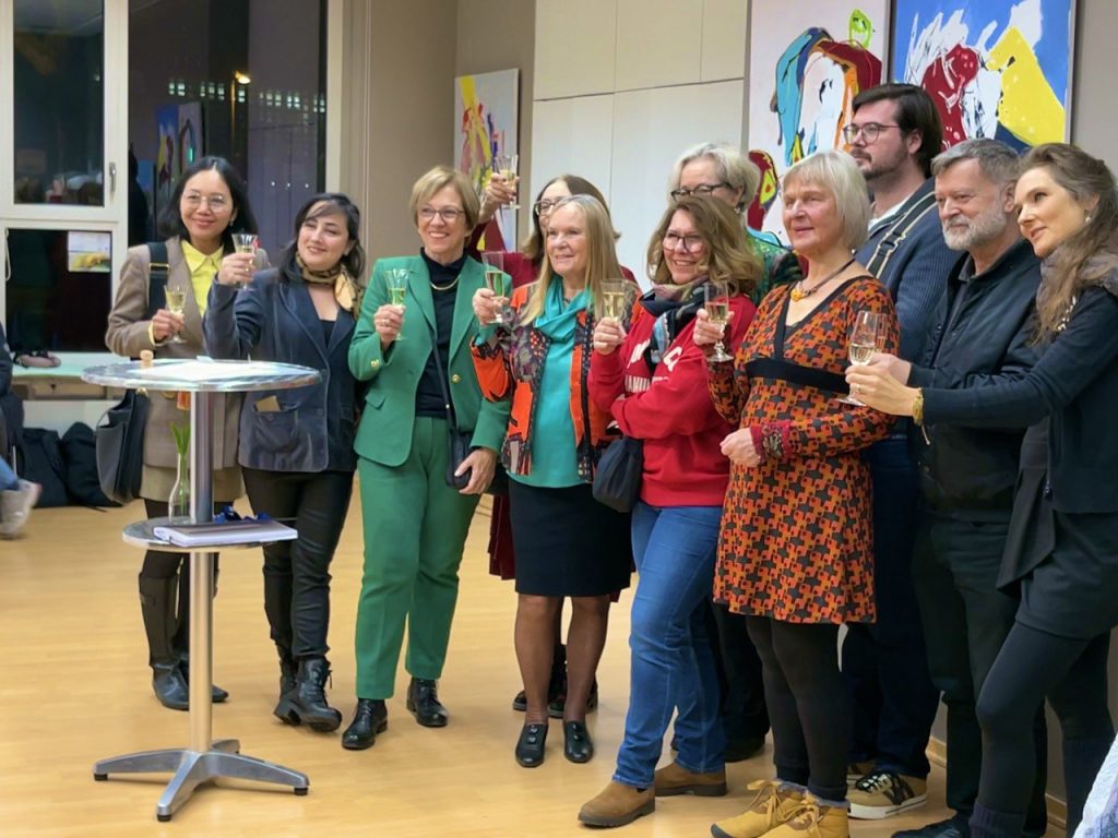 Ausstellung GAY - HEITER UND FROHLICH Vernissage am Freitag, 21. November 2025, 19 Uhr 11 Frankfurter Küntler*innen setzen sich mit Begrüßung und Worte zur Kunst: dem Thema „GAY - HEITER UND FROHLICH"